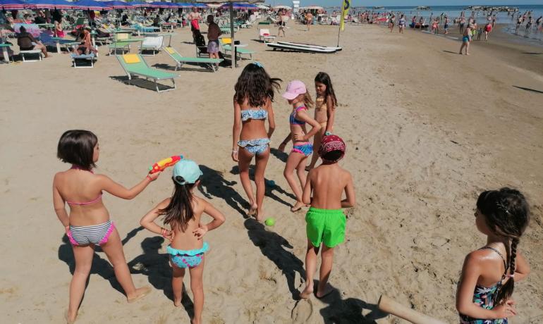 hotelermitage it offerta-giugno-hotel-bellaria-per-famiglie-con-biglietti-gratis-per-i-parchi 004
