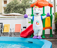 Piscina per bambini con giochi gonfiabili e decorazioni marine.