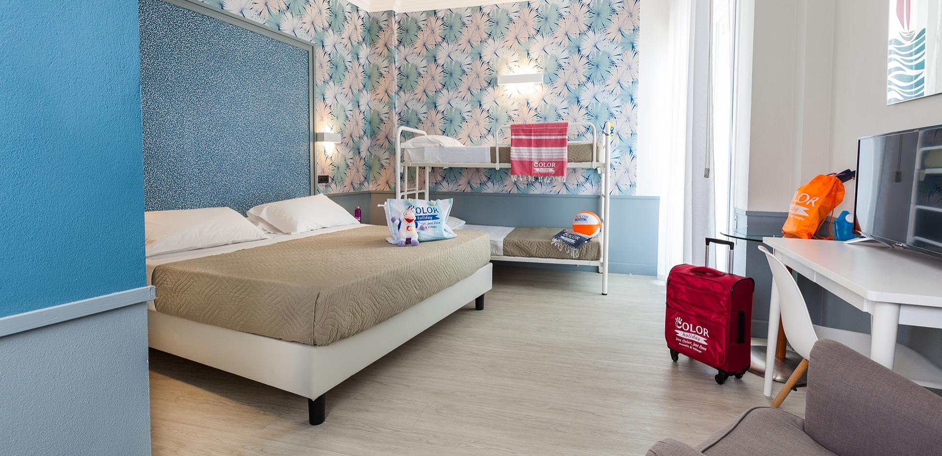 Famiglia felice in una stanza, bambina con peluche su letto a castello.