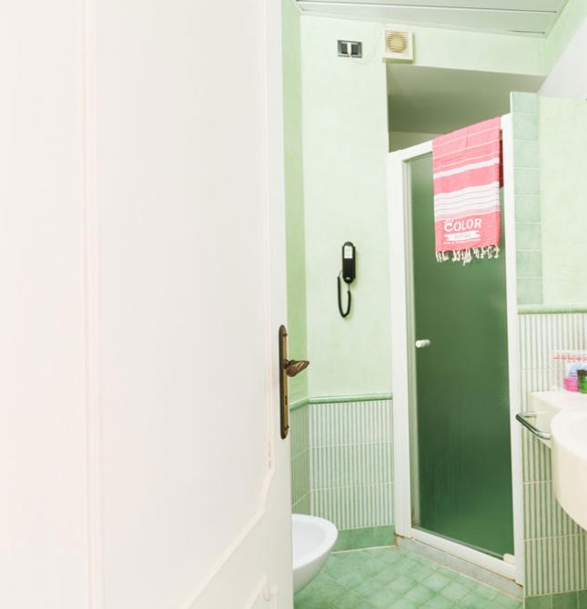 Bagno moderno verde, luminoso e accogliente.